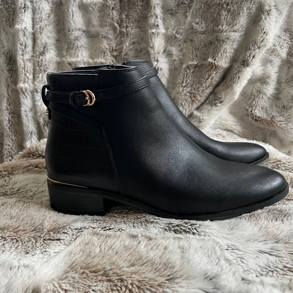 Preloved Black Ankle Boots with Gold Accent Size 6
Gently used once